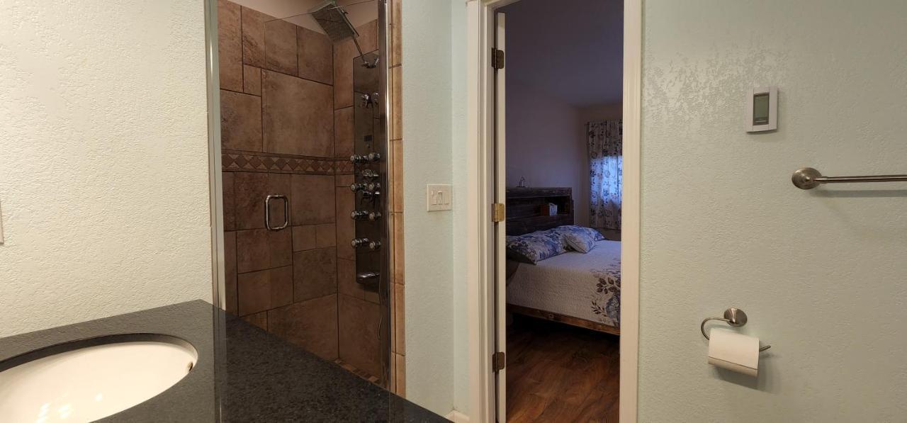 Trinity Escapes - Two Bedroom Two Bathroom Full Apartment Near Airport Anchorage Exterior photo